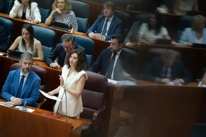 Ayuso defiende respetar las tradiciones con fe o sin ella frente al  comunismo que se mete «hasta en las cabezas»