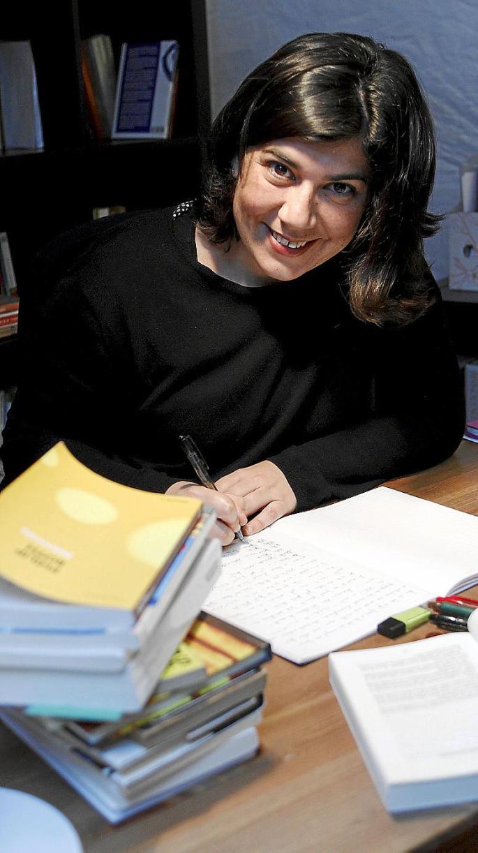 Aina Tur (Maó, 1976) és autora de diversos textos teatrals, d’un assaig sobre la glosa, i és directora i pedagoga teatral