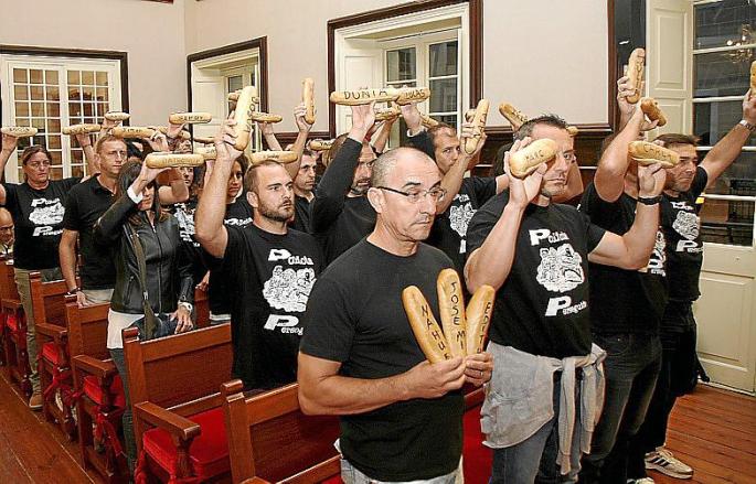 La protesta que protagonizaron los agentes en el pleno del pasado jueves.