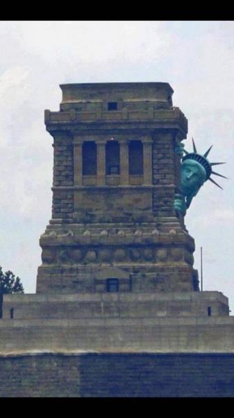La estatua de la Libertad escondiéndose, después de que Donald Trump haya ganado las elecciones de los Estados Unidos.