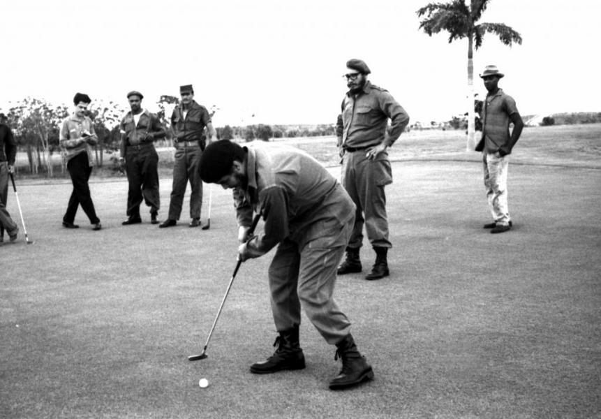 Fotografía de archivo de Ernesto Che Guevara, en primer plano, juega a golf con Fidel Castro, de pie tras él, en La Habana.