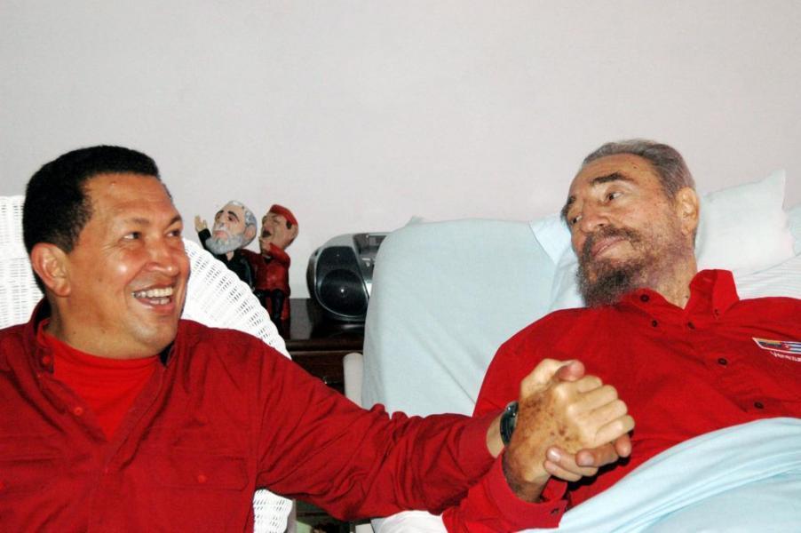 El presidente venezolano Hugo Chávez visita a Fidel Castro en la Habana el 13 de agosto de 2006.