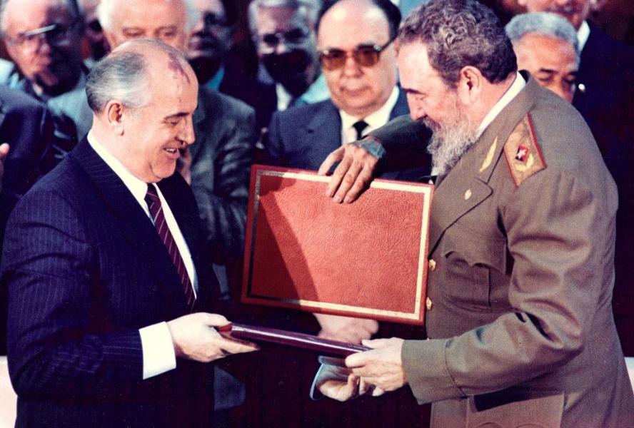 Imagen de abril de 1989 del líder soviético Mijaíl Gorbachov junto al presidente cubano Fidel Castro.