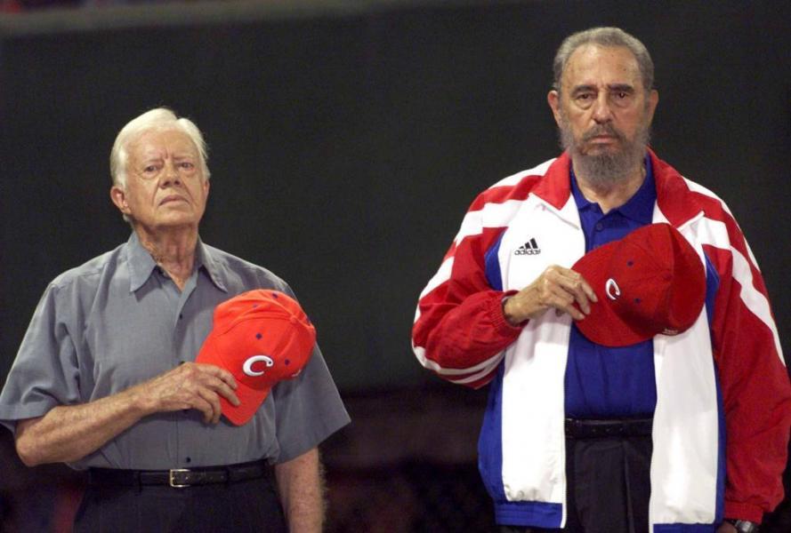Imagen de archivo tomada en mayo de 2002 del expresidente estadounidense Jimmy Carter y el presidente cubano Fidel Castro.