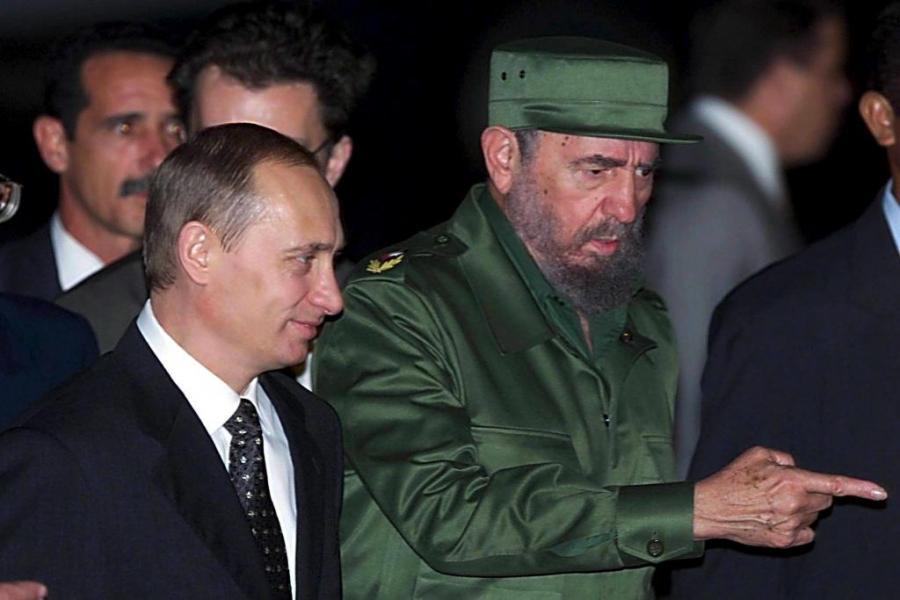 Fotografía de archivo tomada el 13 de diciembre de 2000 que muestra al presidente de Cuba, Fidel Castro (d), junto al presidente