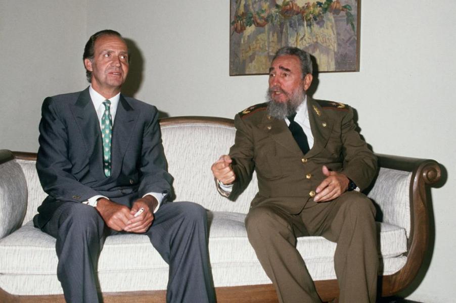 Fotografía de archivo, tomada en Guadalajara, México, en 1991, del líder cubano Fidel Castro (d), junto al rey Juan Carlos I, du