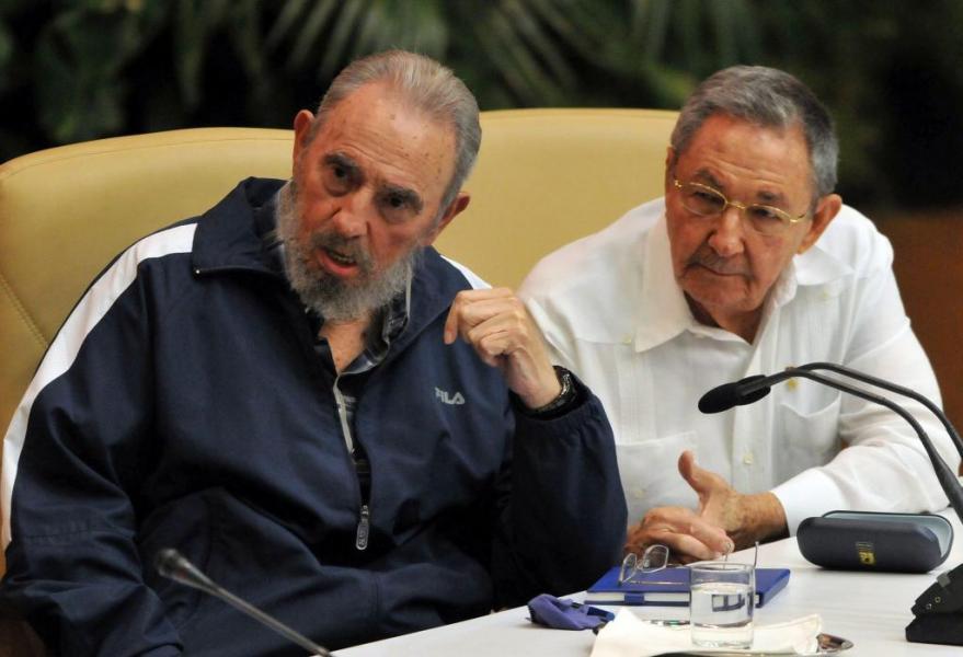 Fotografía de archivo (La Habana, 19/04/2011) del líder cubano Fidel Castro (i), junto a su hermano Raúl Castro (d), durante la