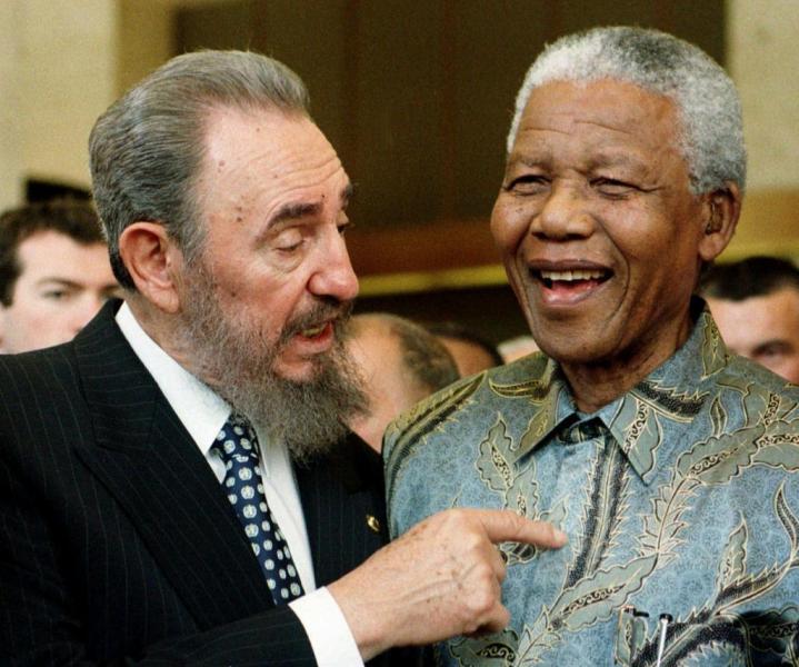 Fotografía de archivo tomada el 19 de mayo de 1998 que muestra al presidente cubano, Fidel Castro (i), junto al presidente sudaf