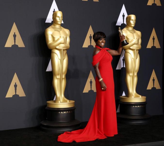 El berbellón fue el tono elegido por Viola Davis nominada a mejor actriz de reparto por «Fences», quien llegó con un modelo senc