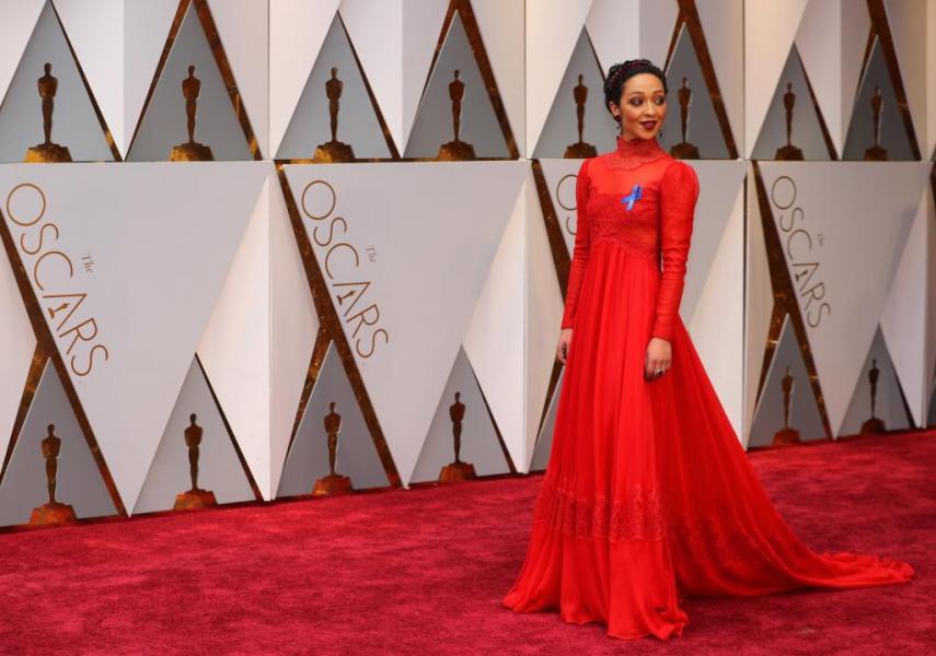 Ruth Negga, nominada a la mejor actriz por «Loving», lució fabuloso vestido con cola, de manga larga y cuello de encaje con remi