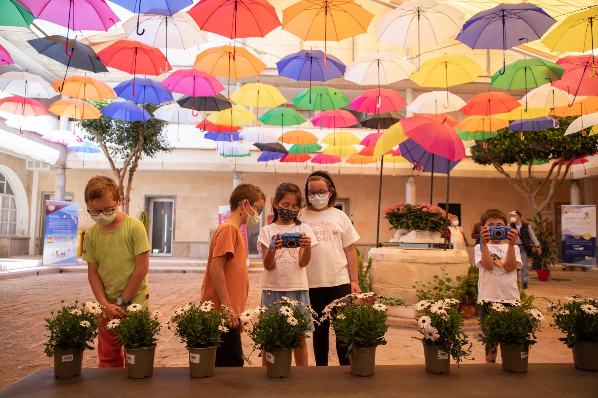menorca es castell flors als carrers