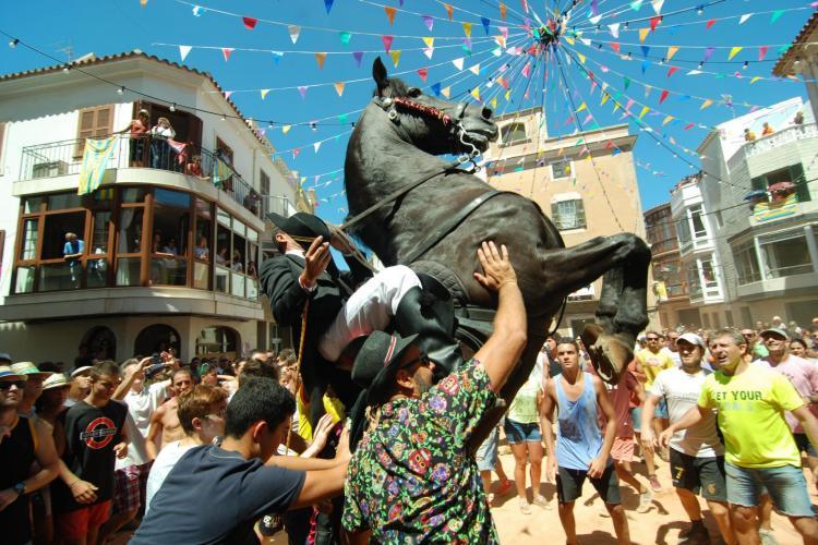 Caballos saltando