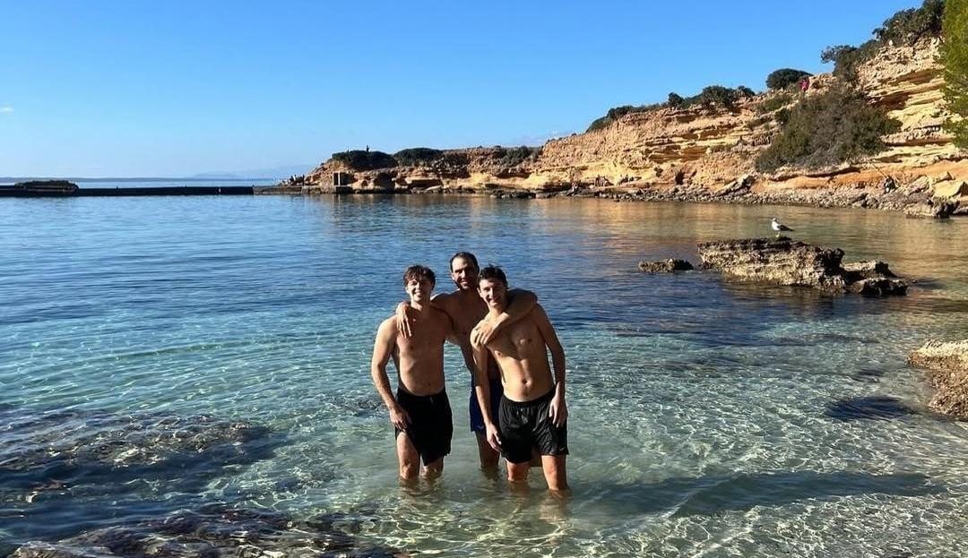 Rafa Nadal disfruta de un paseo en familia y un chapuzón navideño