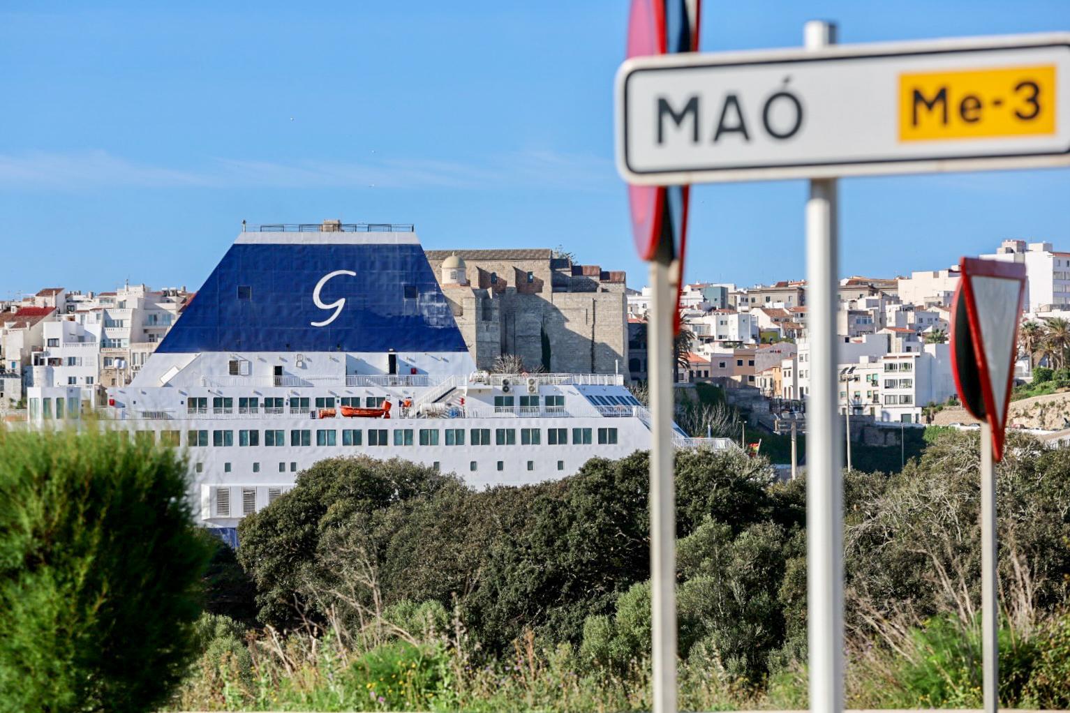 Un ferri de Trasmed atracado en el muelle de Cós Nou.
