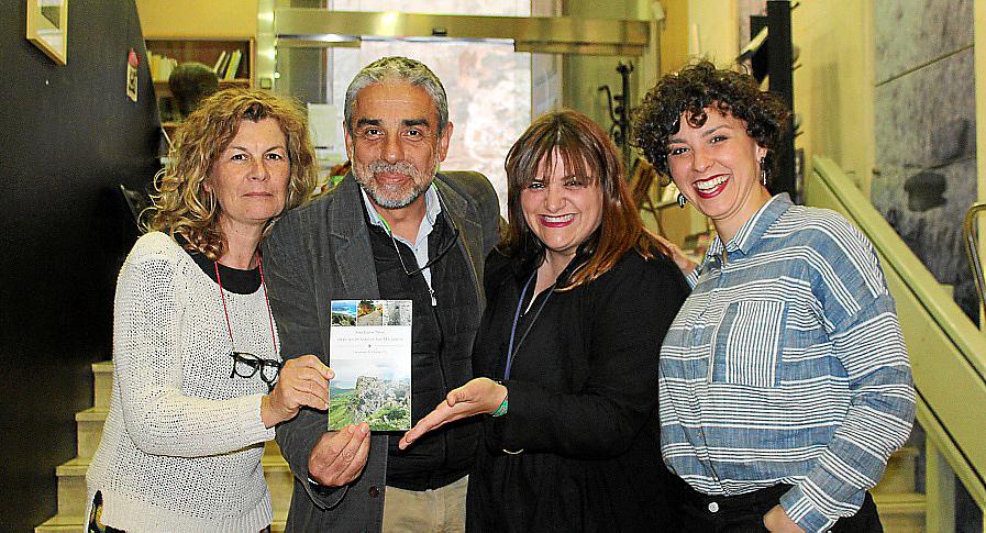 Brindis literario en la sede de la OCB