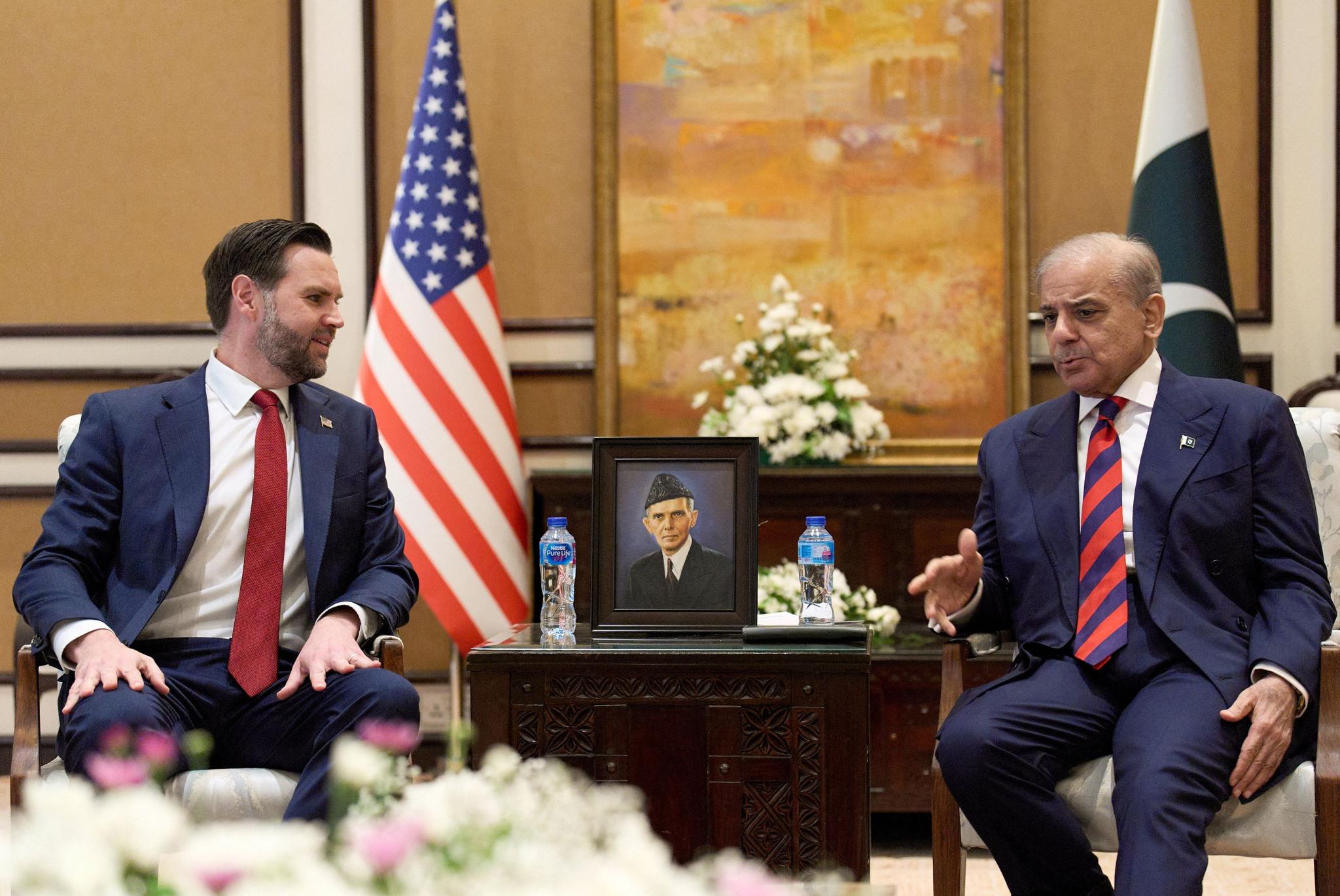 Irán y EEUU concluyen con «optimismo» la primera fase de sus negociaciones en Islamabad