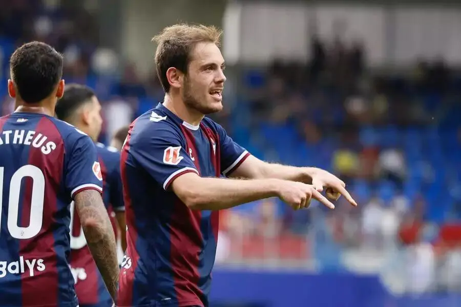 Jon Bautista, ante otro curso del menorquín en las filas del Eibar