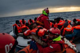 Imagen principal de Charla 'Rescatar en el Mediterráneo' en Maó en Tenim Pla