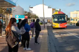 Imagen de archivo de unos jóvenes esperando el bus en la estación de Ciutadella.