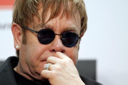 ELTON JOHN HOSPITALIZADO