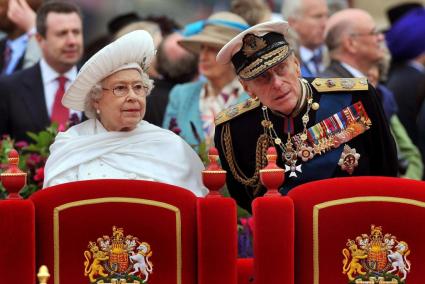 UN MILLÓN DE PERSONAS ARROPA A ISABEL II EN UN HISTÓRICO DESFILE FLUVIAL