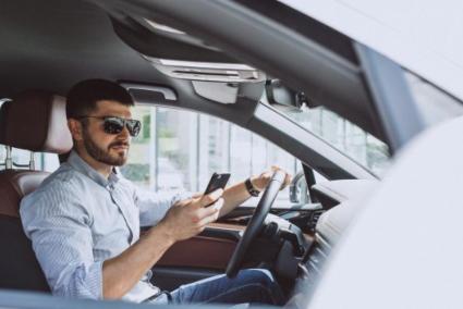 Si tu coche no tiene conexión bluetooth, así puedes instalársela