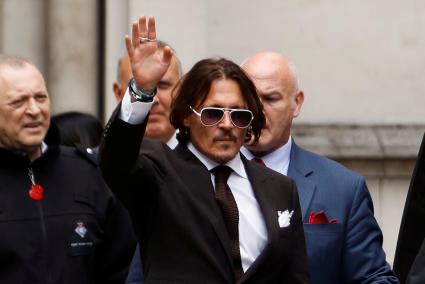 Johnny Depp acusa a su exmujer de defecar en su cama