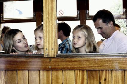 LOS PRÍNCIPES VAN DE EXCURSIÓN CON SUS HIJAS EN EL TREN TURÍSTICO DE SÓLLER