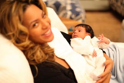 BEYONCÉ Y JAY-Z PUBLICAN LAS PRIMERAS FOTOS DE SU HIJA