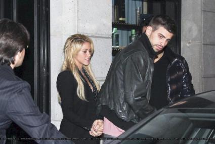 BARCELONA. SOCIEDAD. LA CANTANTE SHAKIRA Y EL FUTBOLISTA GERARD PIQUE PILLADOS JUNTOS EN BARCELONA.