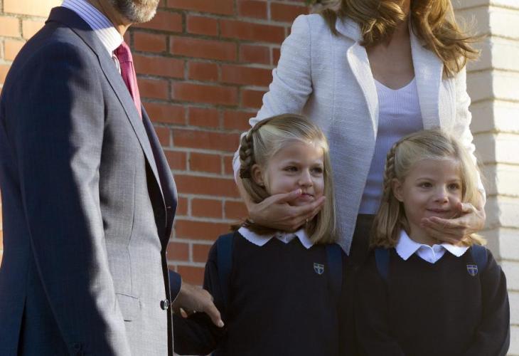 LOS PRINCIPES ACOMPAÑAN A SUS HIJAS AL COLEGIO EL PRIMER DIA DE CLASE