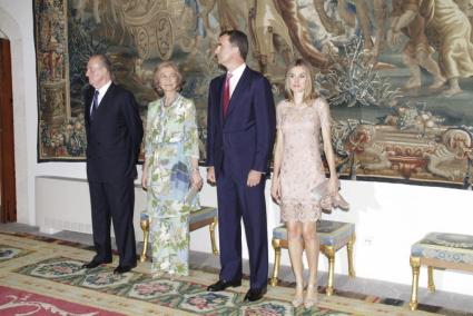 LOS REYES DE ESPAÑA Y LOS PRINCIPES CENAN CON LAS AUTORIDADES DE LA ISLA EN EL PALAU DE L'ALMUDAINA.