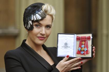 KATE WINSLET INVESTIDA COMO CBE