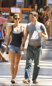 SOLLER. CINE. HALLE BERRY Y OLIVIER MARTINEZ PASEAN SU AMOR POR EL CENTRO DE SOLLER