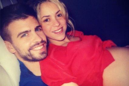 EL FUTBOLISTA GERARD PIQUE CON LA CANTANTE SHAKIRA EN UNA FOTO COLGADA EN INTERNET.