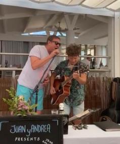 Simon Le Bon, cantante de Duran duran, sorprende con un concierto improvisado en un restaurante de Formentera