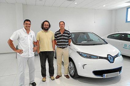 Los asesores comerciales entregando el vehículo eléctrico a su dueño.