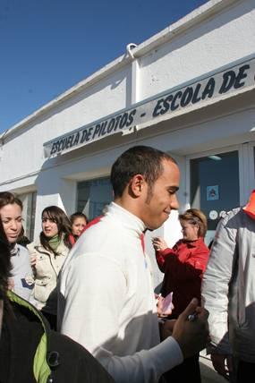 28/01/08. Lewis Hamilton, muy atento con los aficionados al motor de la Isla (Foto Luis García). FOTO: MIGRACION