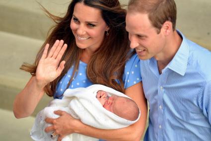 LOS DUQUES DE CAMBRIDGE SALEN DEL HOSPITAL CON SU PRIMER HIJO