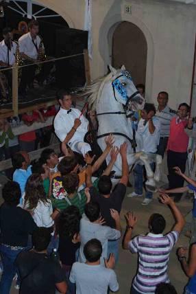 Es Migjorn celebra las fiestas de Sant Miquel a pesar de la lluvia. . FOTO: LLORENÇ SALES