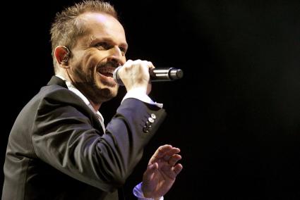 EL CANTANTE COLOMBO-ESPAÑOL MIGUEL BOSÉ DURANTE UN CONCIERTO EN BOGOTÀ