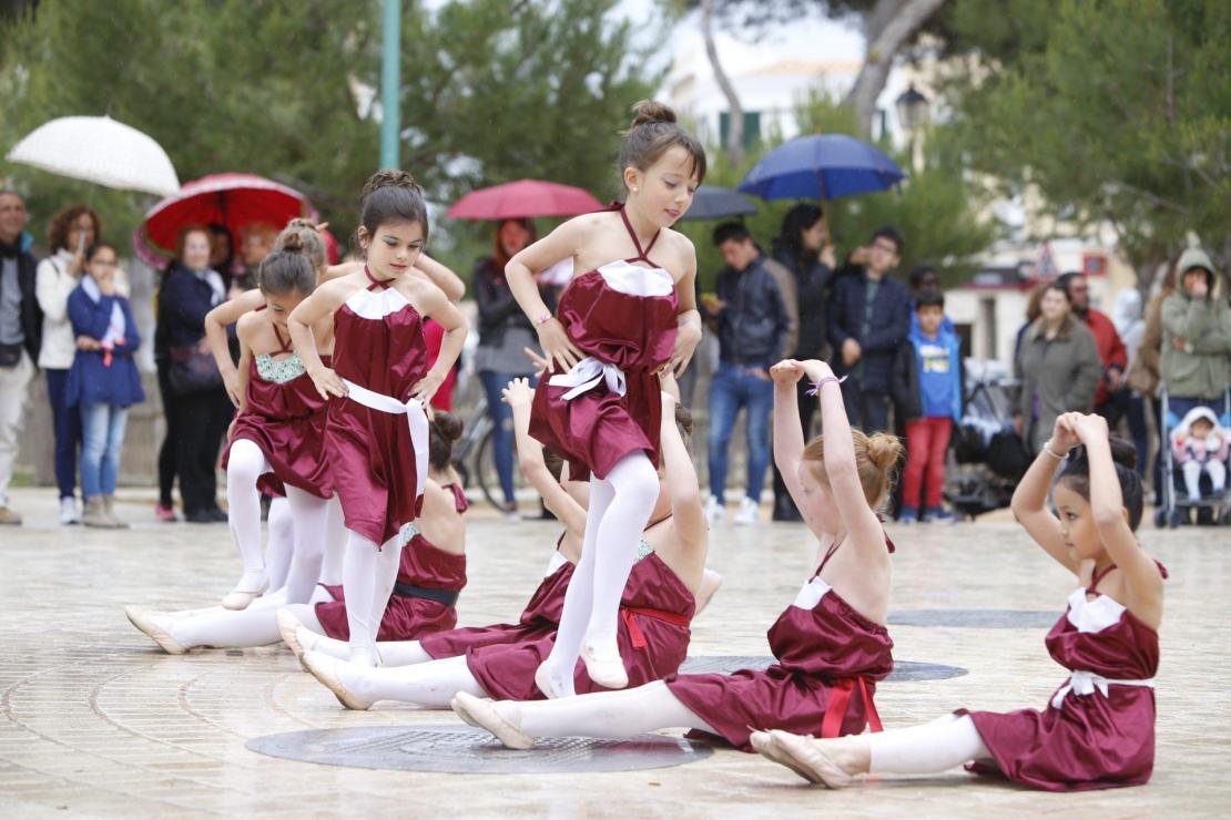 Celebración del Día Internacional de la Danza en la Plaça des Pins, Ciutadella