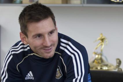 MESSI SE PONE LA CAMISETA DE MADRID 2020