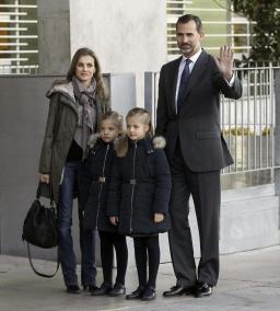 LOS PRÍNCIPES VISITAN AL REY EN EL HOSPITAL