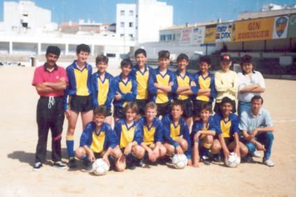 En la imagen se puede ver a uno de los equipos que la UD Mahón sacó a competición bajo el nombre de UD Seislan en la temporada 1991-1992. En la imagen aparecen en la fila de arriba, de izquierda a derecha, José Orive (q.e.p.d.), Alejandro, Miguelito, Dani Llabrés, Xavi Sastre, Julian Perelló, Agustín Vinent, Iván España, Llorenç y Rafa (Delegado). En la fila de abajo y de izquierda a derecha, Tomeu, Ulises, Mario Coll, Kiko Barceló, Gonzalo, Jose Orive y el entrenador Toi. - X.S.