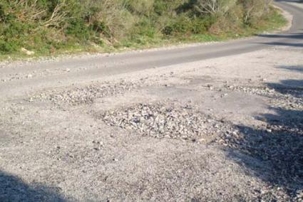 Socavones. Los baches y piedras sueltas resultan peligrosos para los motoristas y los ciclistas. - A.V.V.