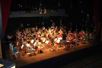 Assaig. La banda prepara el concert amb molt d’entusiasme. - B.M.D.M.