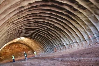 Infraestructura. Tras una primera fase de afianzamiento del inicio del túnel, se avanza metro a metro en la perforación de la sección superior del mismo - Cris