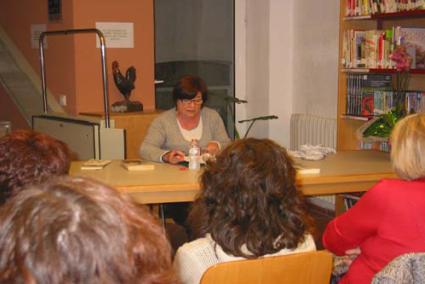 Xerrada. Un moment de la trobada literària a la Biblioteca d’Alaior. - A.G.