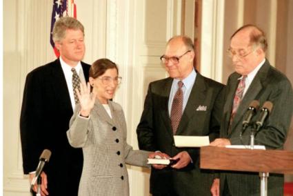 Ruth Bader Ginsburg jurando su cargo como miembro del Tribunal Supremo en 1993